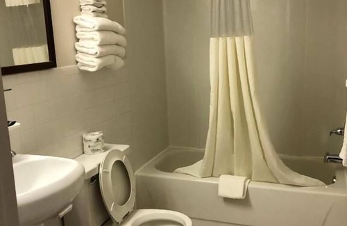 Campbelltown Hotel | Affordable Lodgings! FREE Breakfast & Parking, Close to Hershey Museum & More!