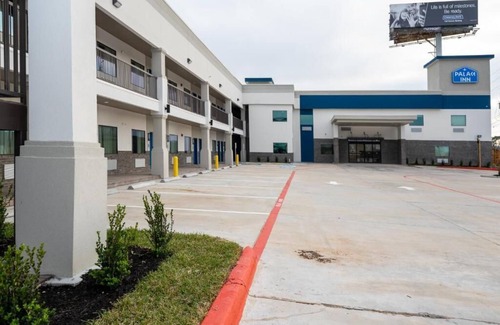 Humble House | Affordable Retreat Near George Bush Airport and Houston Grand Prix