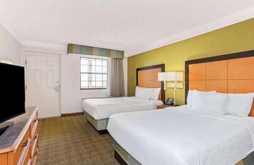 Orlando Hotel | Affordable Room Close to MCO + Free Parking & Shuttle Service | Onsite Pool