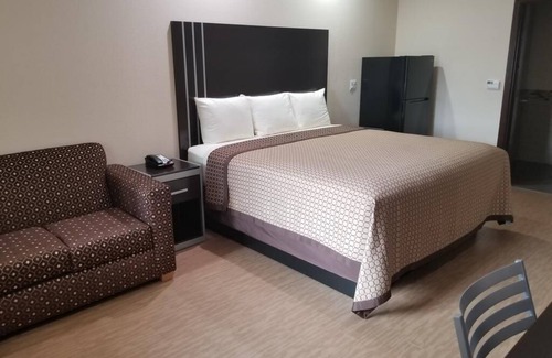 Bay City Hotel | Affordable Room w/Complimentary Breakfast, Microwave, and Full-Size Fridge