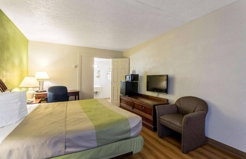 Edgewood Hotel | Affordable Room w/Grab-and-Go Breakfast & Excellent Location Off I-95