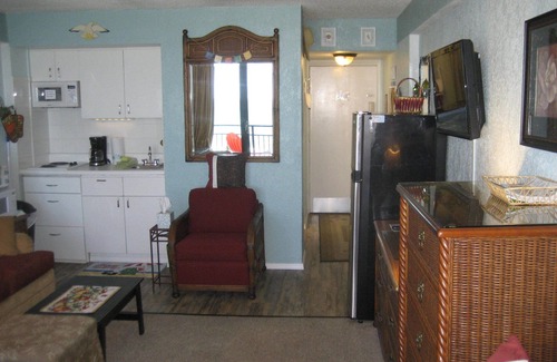 Daytona Beach Shores Apartment | Affordable Room with a MILLION $ VIEW Booking Summer and Fall now.