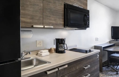 Wilkes East Hotel | Affordable Room with Full Kitchen and Close to Oaks Amusement Park