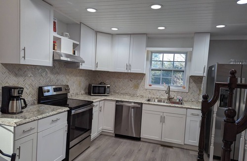 Tiger House | Affordable Rustic Modern Family Home-5 minutes to Town!