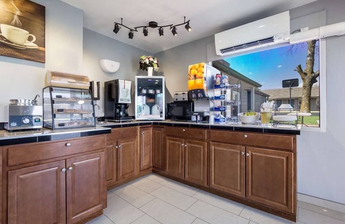 Salem Hotel | Affordable Salem Getaway! 2 Non-Smoking Rooms w/Fridge, Wi-Fi, Free Parking
