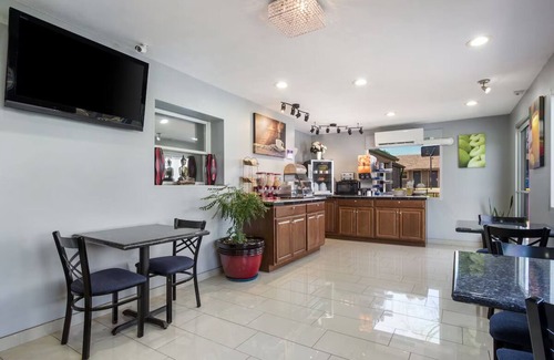 Salem Hotel | Affordable Salem Getaway! 2 Non-Smoking Rooms w/Fridge, Wi-Fi, Free Parking