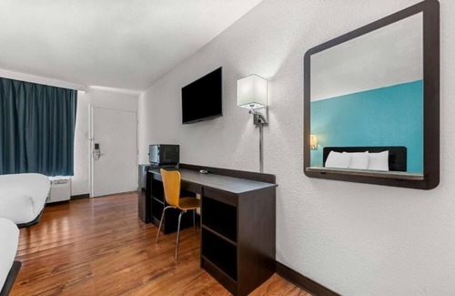 Hamilton House | Affordable Stay Complete with Pool and Complimentary Parking
