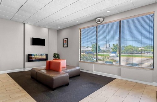 Hamilton House | Affordable Stay Complete with Pool and Complimentary Parking