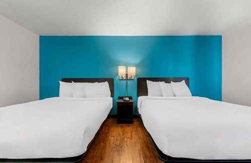 Hamilton House | Affordable Stay Complete with Pool and Complimentary Parking