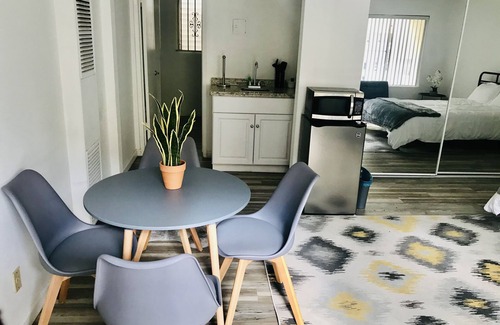 Sawtelle Apartment | Affordable studio w/parking in West LA, SM Beach, UCLA, SMC