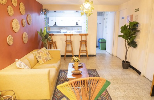 Laureles - Estadio House | AFRICAHOUSE LA 70-ESTADIO+BREAKFAST OPTION-GROUPS