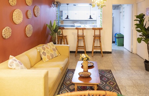 Laureles - Estadio House | AFRICAHOUSE LA 70-ESTADIO+BREAKFAST OPTION-GROUPS