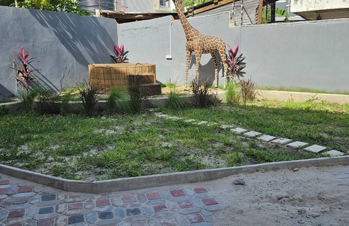 Mikocheni House | African Décor House - City Centre Sleeps 10 -King Beds - 5G Wi-Fi - Hottub - PS4