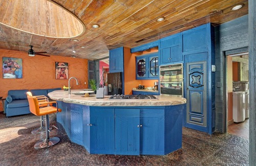 Southeast Springfield House | African Queen, Private Lake and Indoor Hot Tub on 4 acres