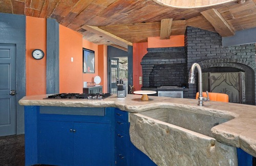 Southeast Springfield House | African Queen, Private Lake and Indoor Hot Tub on 4 acres