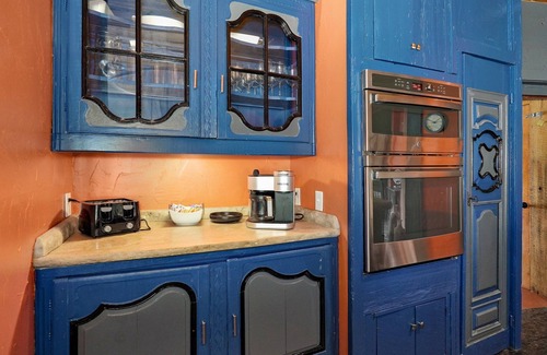 Southeast Springfield House | African Queen, Private Lake and Indoor Hot Tub on 4 acres