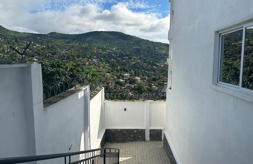 Freetown House | After 5 Apartment 1- 3 Spacious En-suite Bedrooms