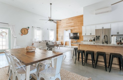 Afton House | Afton Clubhouse: Central to Wineries + Hot Tub