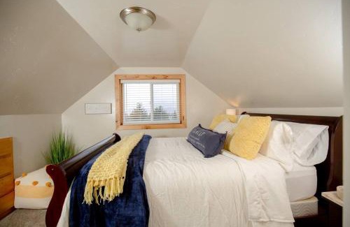 Afton House | Afton Farmhouse with Mountain Views