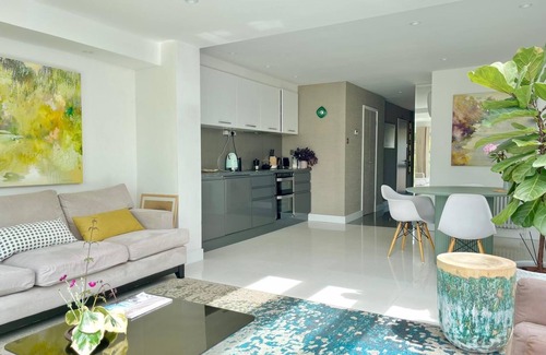 Trumpington House | Agate House n4-bedroom house in enchanting Trumpington with WiFi