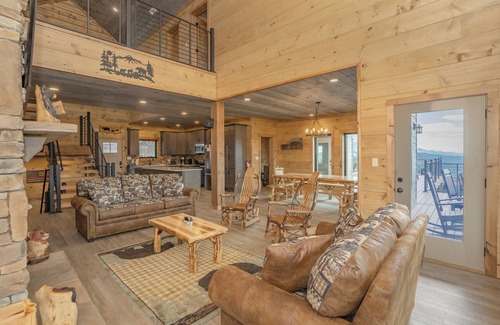 Chalet Village North Cabin | AGatMtnTopSpl: Pool*VIEWS*Theater*Games*HotTub*Wifi*Yard*FirePit*ResortPool