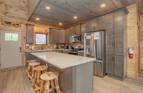 Chalet Village North Cabin | AGatMtnTopSpl: Pool*VIEWS*Theater*Games*HotTub*Wifi*Yard*FirePit*ResortPool