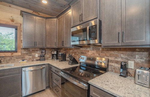 Chalet Village North Cabin | AGatMtnTopSpl: Pool*VIEWS*Theater*Games*HotTub*Wifi*Yard*FirePit*ResortPool