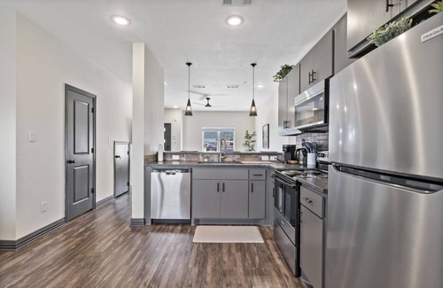 College Station Condo | Aggie Condo 2 Master Bedroom Ensuites