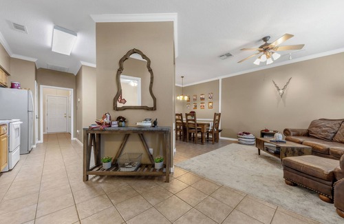 Wellborn Condo | Aggieland Condo - 3.5 miles from Kyle Field