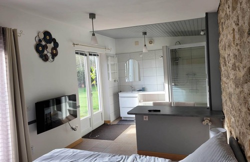 Le Poire-sur-Vie Bed & Breakfast | agréable chambre d'hôtes au calme avec vue sur le jardin