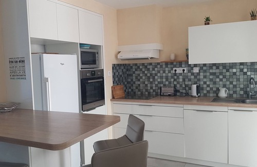 Quartier du Stade House | Agréable Maison, Plage à Pied, Jardin Clos et Parking