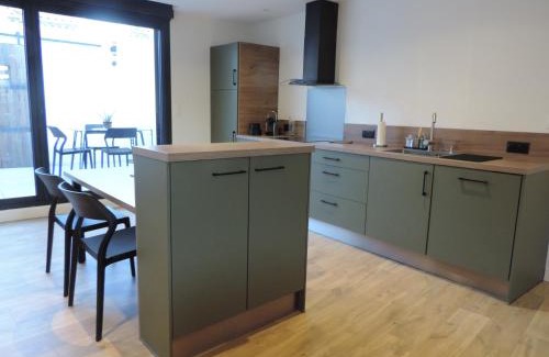 Lespignan Apartment | Agréable maison de village avec garage & terrasse