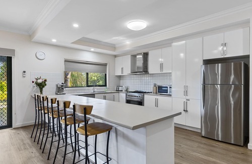 Yarrawonga House | "AGRESTIC" Luxury Entertainer, Shaded Pool*, BBall, Sleeps 15 + on 1 acre