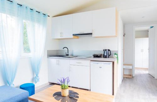 Ostrowo House | "AGUŚ" Komfortowe i nowczesne domki w cichej okolicy niedaleko plaży
