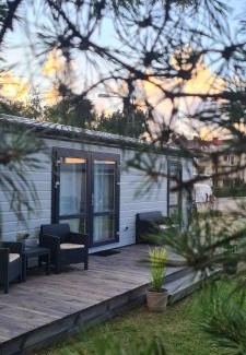 Ostrowo House | "AGUŚ" Komfortowe i nowczesne domki w cichej okolicy niedaleko plaży