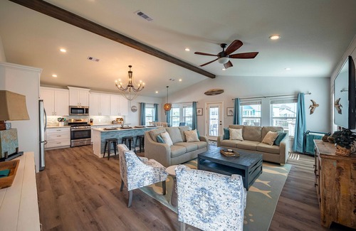 Jamaica Beach House | Agua Vista Waterfront Home 💥Hot Tub💥Sun Deck-Fish off Patio🎣Kayaks provided🛶