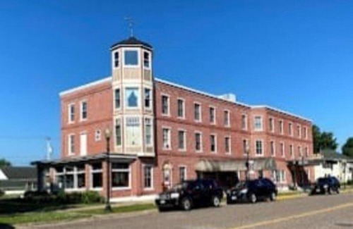 Wabasha Hotel | AH #15 · AH #15 Queen w/Shower
