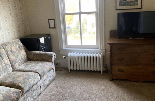 Wabasha Hotel | AH #22 · AH #22 Queen Suite w/SS/shower/Fridge