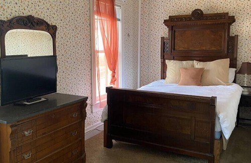 Wabasha House | AH #3 · AH #3 Queen Suite/SS/Shower/Fridge