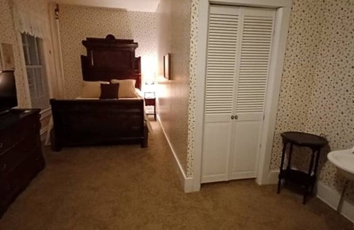 Wabasha House | AH #3 · AH #3 Queen Suite/SS/Shower/Fridge