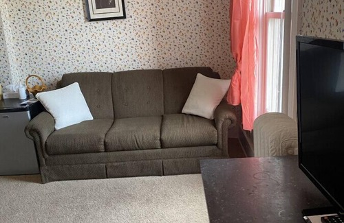 Wabasha House | AH #3 · AH #3 Queen Suite/SS/Shower/Fridge