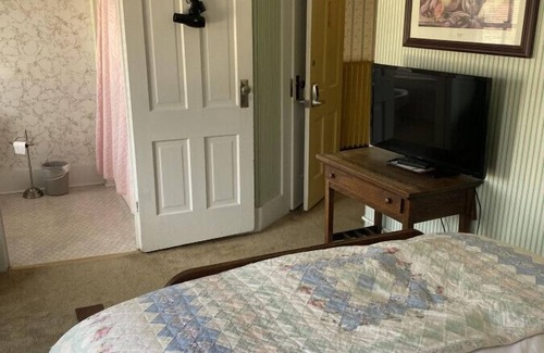 Wabasha Hotel | AH #35 · AH #35 Full w/Tub/Shower