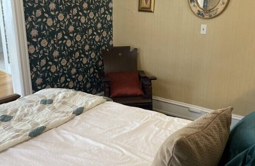 Wabasha House | AH #7 · AH #7 Queen Mayo Suite w/Fridge/Micro/Shower/Tub