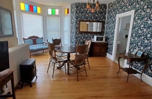 Wabasha House | AH #7 · AH #7 Queen Mayo Suite w/Fridge/Micro/Shower/Tub