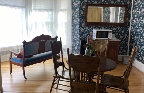Wabasha House | AH #7 · AH #7 Queen Mayo Suite w/Fridge/Micro/Shower/Tub