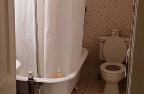 Wabasha House | AH #8 · AH #8 Queen Suite w/Tub/Shower