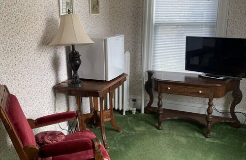 Wabasha House | AH #8 · AH #8 Queen Suite w/Tub/Shower