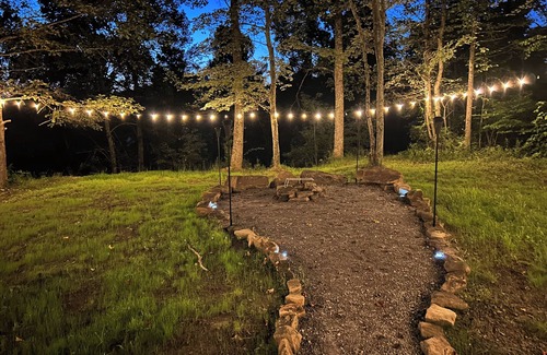 Buckhannon House | “Ah Private Hideout” with AC and Hot Tub in Buckhannon - 4 beds for a cozy stay