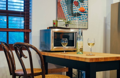 Northeast Coconut Grove Cottage | Ah We Wa Premier Cottage in the Grove