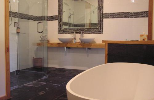 Totara Flat Cabin | Ahaura Lodge & Waterwheel Farm Stay